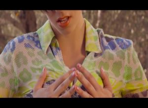 Красивая испанка ласкает себя возле бассейна